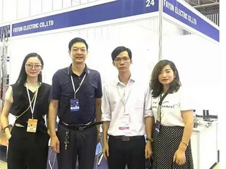 Có 1 kiểu áo quốc dân, dù - Cảm hứng video marketing từ Hotspot Matrix